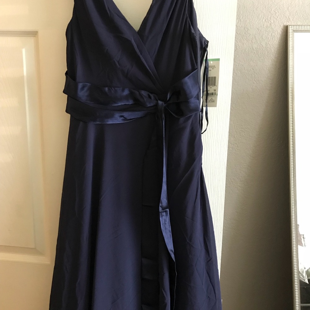 Dresses - Picture 3 of 6